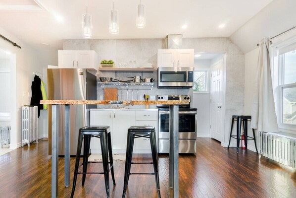 Frigorífic, microones, forn i placa de cuina 