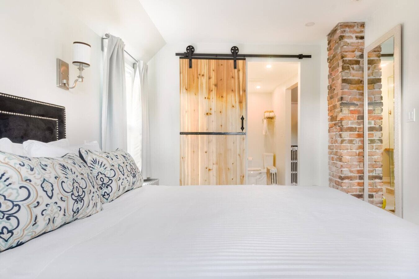 1 habitación, escritorio, tabla de planchar con plancha y wifi gratis 