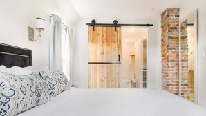1 bedroom, desk, iron/ironing board, WiFi (free) - Stylishly Remodeled Queen Victoria Loft (Niagara Falls)