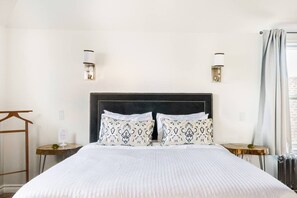 1 bedroom, desk, iron/ironing board, free WiFi - Stylishly Remodeled Queen Victoria Loft (Niagara Falls)