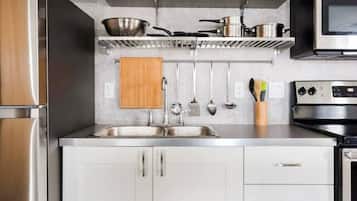 Køleskab, mikrobølgeovn, ovn, kogeplade