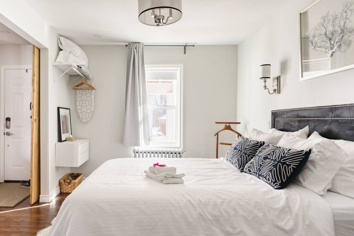 1 habitación, tabla de planchar con plancha, wifi gratis y ropa de cama 