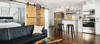 Wood-Rich Niagara Loft close to Queen Street