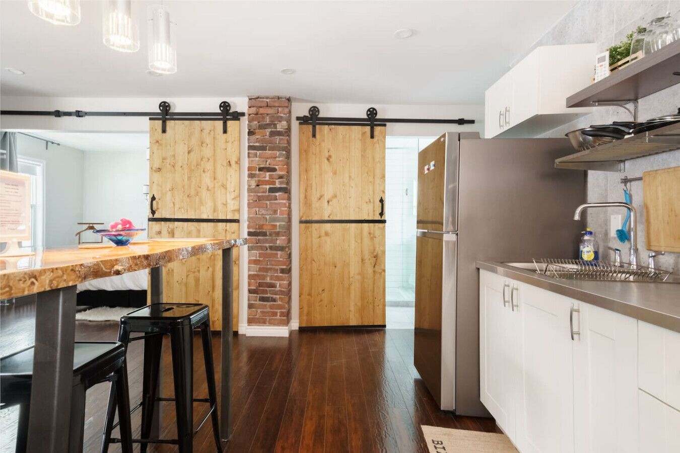 冷蔵庫、電子レンジ、オーブン、コンロ