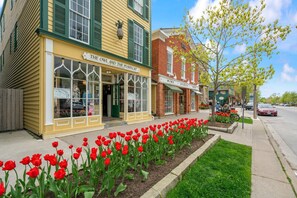 A building with a storefront named 'The Owl and the Pussycat' and a sign for 'Wine Spirits Beer.' - Niagara-on-the-Lake William Shakespeare! (Niagara-on-the-Lake)