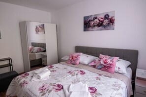 4 bedrooms, iron/ironing board, WiFi, bed sheets