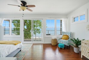 4 bedrooms, desk, iron/ironing board, travel cot - Crystal Beach Executive Waterfront Lakehouse (Fort Erie)