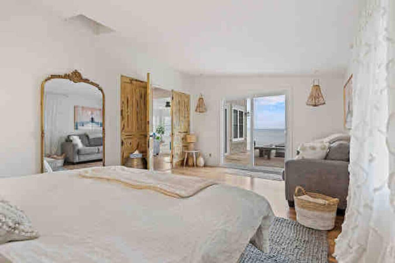 4 bedrooms, desk, iron/ironing board, travel crib