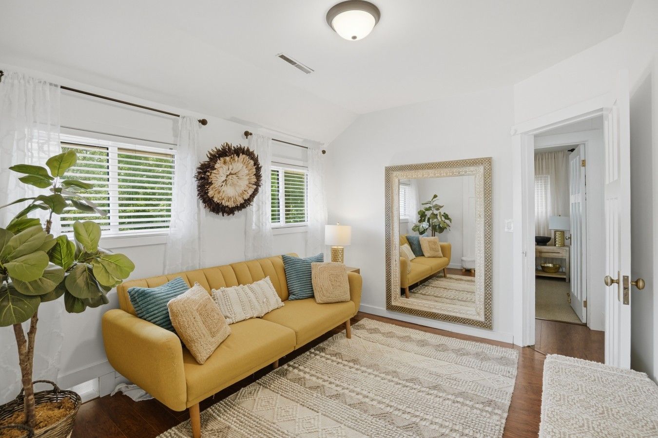 Smart TV, fireplace, stereo