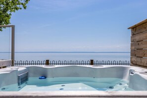 Outdoor spa tub - Crystal Beach Executive Waterfront Lakehouse (Fort Erie)