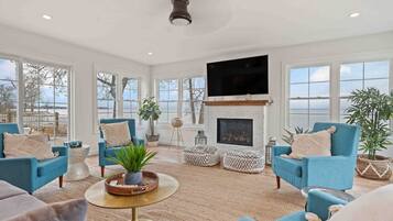 Smart TV, fireplace, stereo