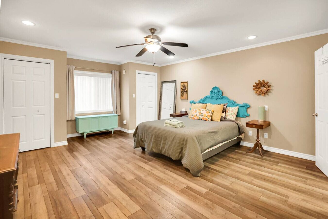 3 bedrooms, desk, iron/ironing board, travel crib