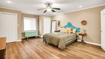 3 bedrooms, desk, iron/ironing board, travel crib