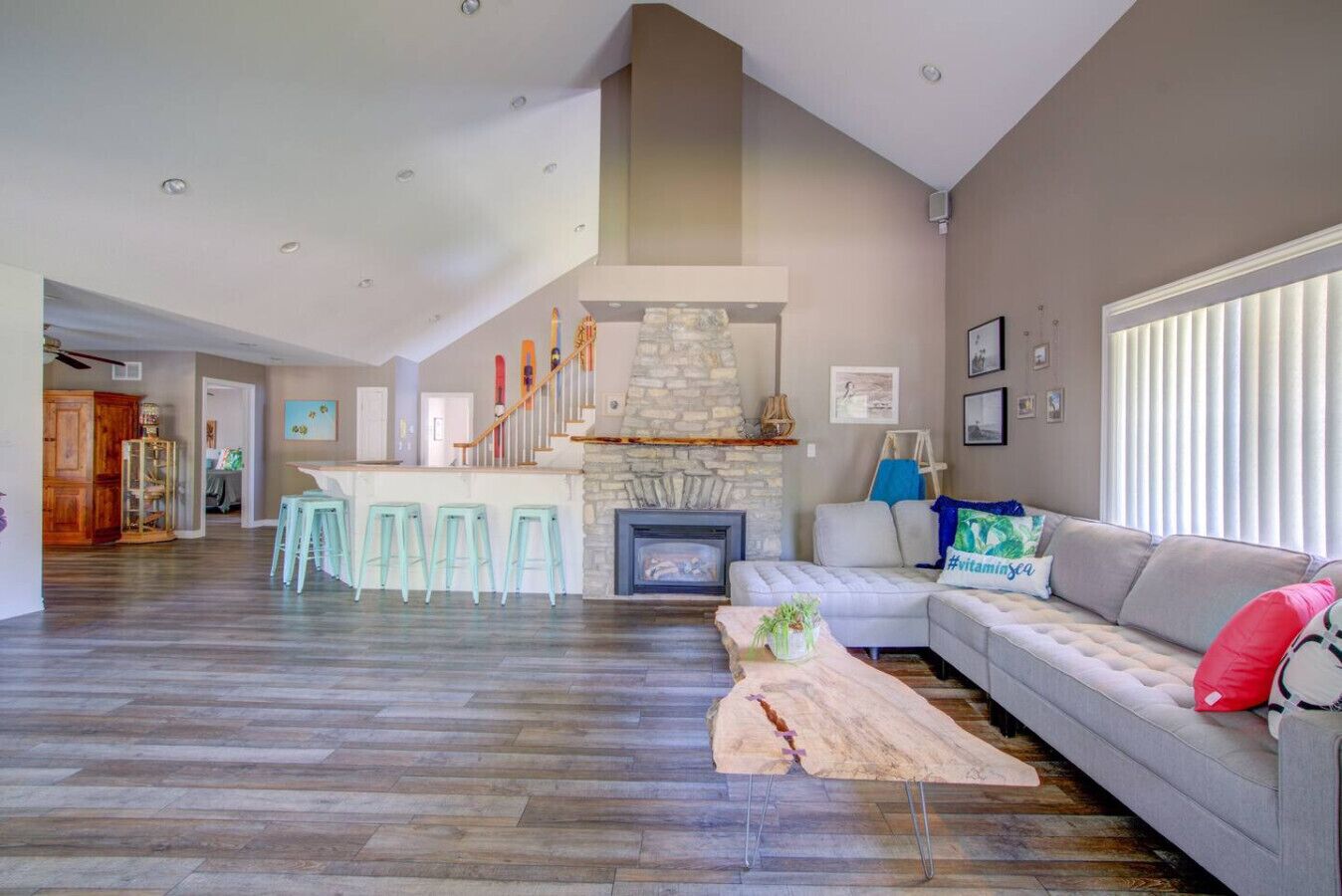 TV connectée, cheminée, jeux vidéo