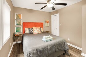 3 soverom, skrivebord, strykejern/-brett og reiseseng for barn