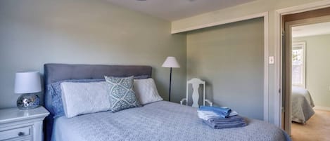 1 bedroom, desk, WiFi, bed sheets