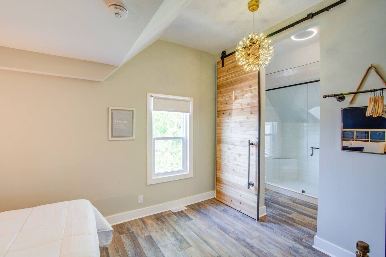 1 habitación, escritorio, tabla de planchar con plancha y cuna de viaje 