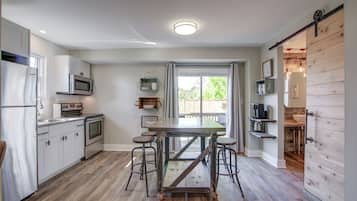 冷蔵庫、電子レンジ、オーブン、コンロ