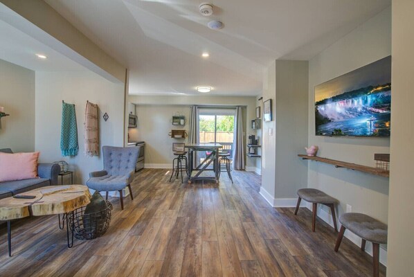 TV - Niagara Falls Stylish and Clean Boutique Apartment (Niagara Falls)