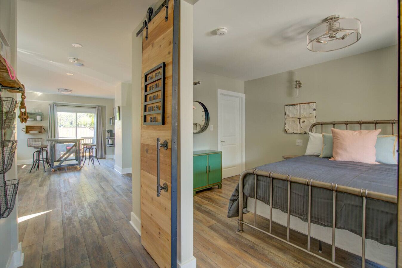 1 habitación, escritorio, tabla de planchar con plancha y cuna de viaje 