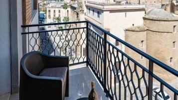 Habitación familiar, balcón, vista a la ciudad | Caja de seguridad en la habitación, cortinas blackout y insonorización