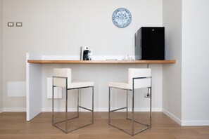 Habitación Deluxe doble, vistas a la ciudad | Caja fuerte, cortinas opacas, sistema de insonorización y wifi gratis