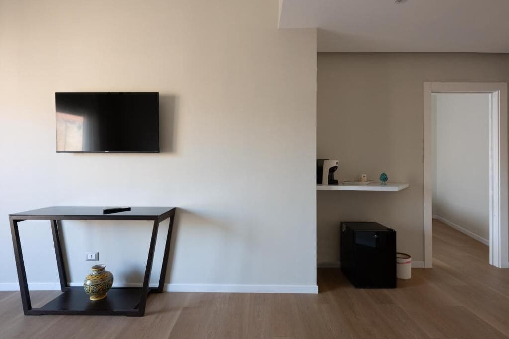 Deluxe-Doppelzimmer, Balkon, Stadtblick | Zimmersafe, Verdunkelungsvorhänge, schallisolierte Zimmer