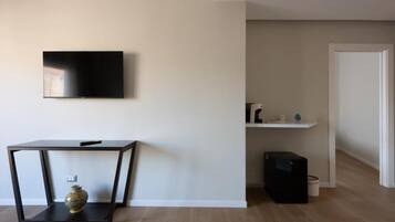 Deluxe-Doppelzimmer, Balkon, Stadtblick | Zimmersafe, Verdunkelungsvorhänge, schallisolierte Zimmer