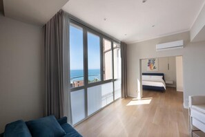 Deluxe Double Room, City View | Peti besi dalam bilik, langsir/tirai gelap terus, kalis bunyi