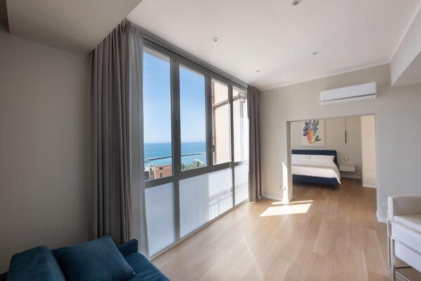 Habitación Deluxe doble, vistas a la ciudad | Caja fuerte, cortinas opacas, sistema de insonorización y wifi gratis