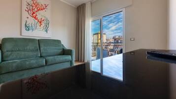 Deluxe-Doppelzimmer, Balkon, Stadtblick | Zimmersafe, Verdunkelungsvorhänge, schallisolierte Zimmer