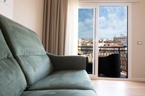 Habitación Deluxe doble, balcón, vistas a la ciudad | Caja fuerte, cortinas opacas, sistema de insonorización y wifi gratis