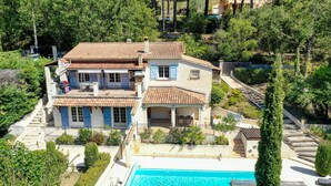 A two-story house with a swimming pool, surrounded by greenery and trees. - Villa in Flayosc With Private Pool (Flayosc)