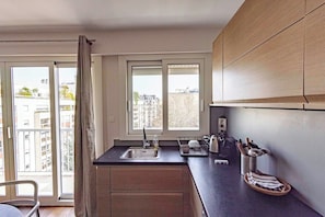 Réfrigérateur, micro-ondes, plaque de cuisson, lave-vaisselle
