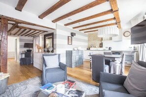 TV, books - Parisian Home | 2 chambres | Quartier Latin - Saint Germain de Prés - Odéon (Paris)