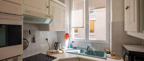 Frigorífico, microondas, horno y lavavajillas