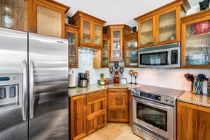 Four à micro-ondes, un four, surface de cuisson, lave-vaisselle