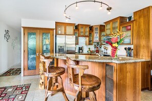 Mikrobølgeovn, ovn, kokeplater og oppvaskmaskin