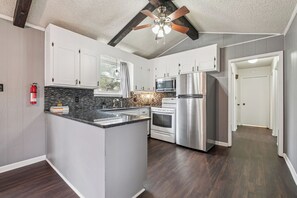 Køleskab, mikrobølgeovn, ovn, kogeplade