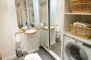 Douche, sèche-cheveux, serviettes fournies