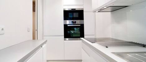 Kylskåp, kaffe- och tebryggare, brödrost och grytor/köksredskap