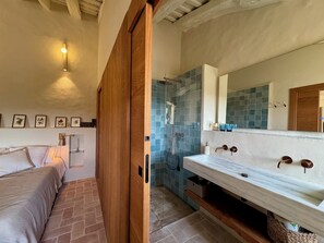 Towels, soap, toilet paper - Haven of peace in the Garraf: 18th-century masia, sea view & exceptional light (Olivella)