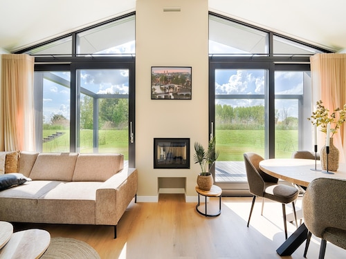 Modern Family Getaway in Oud Ade