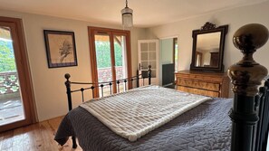 5 bedrooms, WiFi, bed sheets