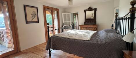 5 bedrooms, WiFi, bed sheets