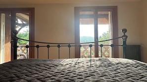 5 bedrooms, WiFi, bed sheets