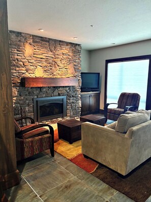 Een televisie en een open haard