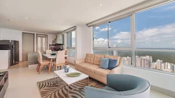Apartamento Grand, balcón, vistas a la playa | Zona de estar | Smart TV de 50 pulgadas con canales digitales