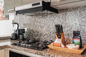 Apartamento premium, sacada, vista para a praia | Cozinha privada | Geladeira, micro-ondas, fogão, cooktop