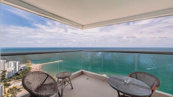 Apartamento Grand, balcón, vistas a la playa | Balcón